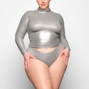 SKIMS FITS EVERYBODY TURTLENECK TOP in Metallic Silver NEW
